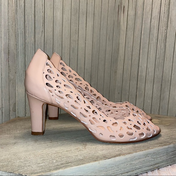 Aquatalia Beige Cut Out Patent Leather Heels Made in Italy 8.5 - Picture 2 of 10